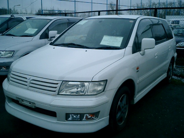 2000 Mitsubishi Chariot Grandis Pictures