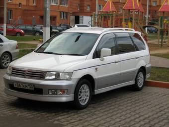 2000 Mitsubishi Chariot Grandis Photos