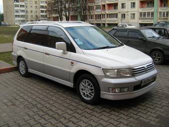 2000 Mitsubishi Chariot Grandis Photos
