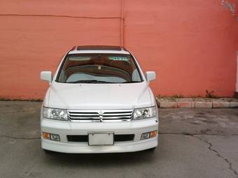 2000 Mitsubishi Chariot Grandis Pictures