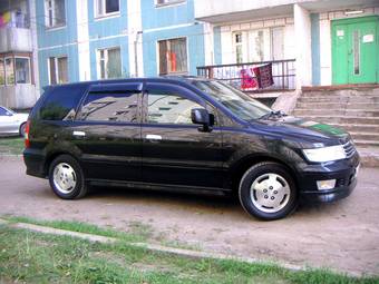 2001 Mitsubishi Chariot Grandis Pictures