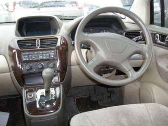 2002 Mitsubishi Chariot Grandis Pictures