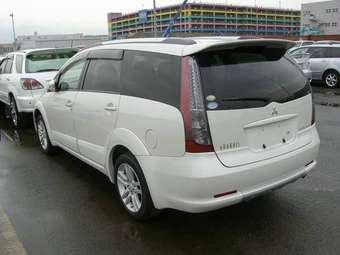 2005 Mitsubishi Chariot Grandis specs