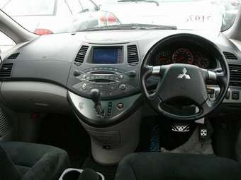 2005 Mitsubishi Chariot Grandis Pictures
