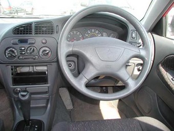 2000 Mitsubishi Colt Pics