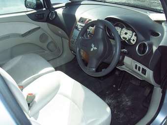 2003 Mitsubishi Colt Photos