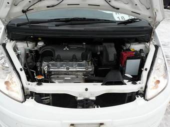 2003 Mitsubishi Colt Pictures