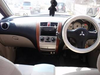 2003 Mitsubishi Colt Pictures