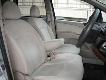 2004 Mitsubishi Colt Photos