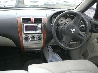 2004 Mitsubishi Colt Pictures