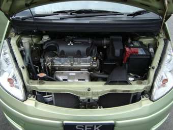 2004 Mitsubishi Colt Pictures