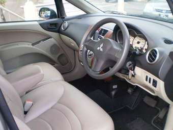 2004 Mitsubishi Colt Pictures