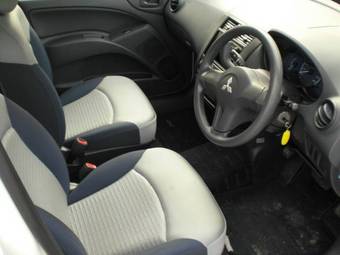 2004 Mitsubishi Colt Photos