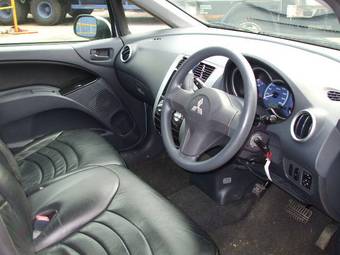 2004 Mitsubishi Colt Photos