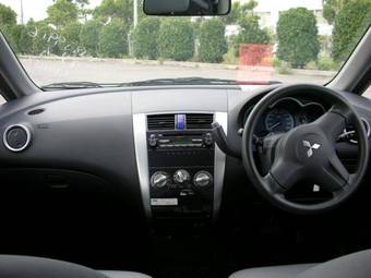 2004 Mitsubishi Colt Pictures