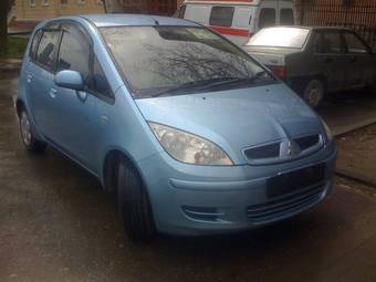 2004 Mitsubishi Colt Pictures