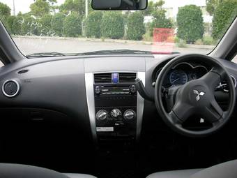 2004 Mitsubishi Colt Photos