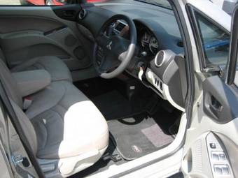 2004 Mitsubishi Colt Pictures
