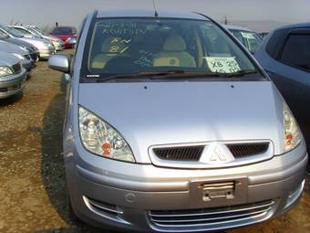 2004 Mitsubishi Colt Pictures
