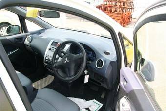 2004 Mitsubishi Colt Photos