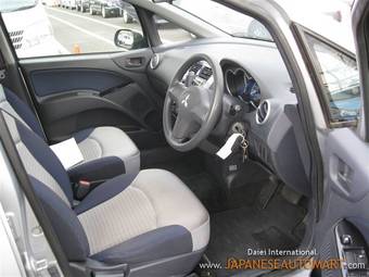 2004 Mitsubishi Colt Photos