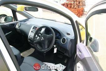 2004 Mitsubishi Colt Pictures