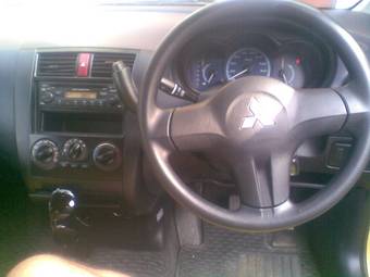 2004 Mitsubishi Colt Pictures