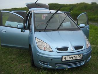 2004 Mitsubishi Colt Photos