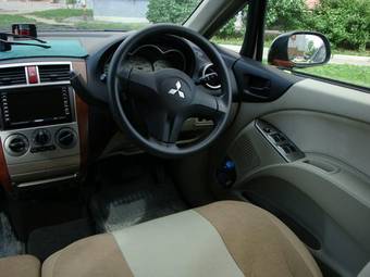 2004 Mitsubishi Colt Pics