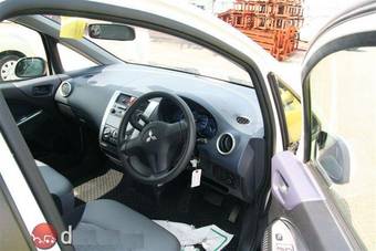 2004 Mitsubishi Colt Photos