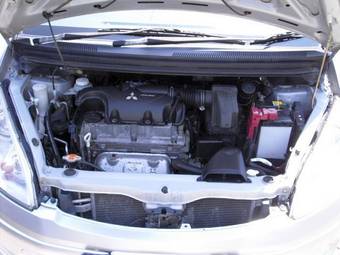 2004 Mitsubishi Colt Pictures