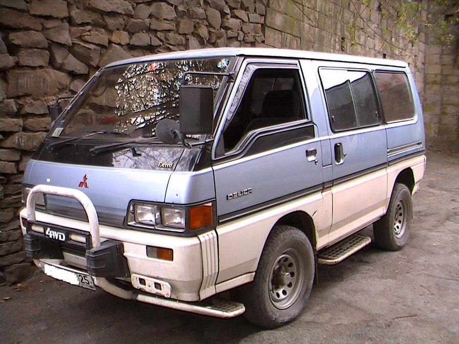 1990 Mitsubishi Delica Wallpapers