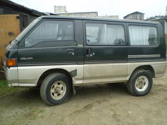 1990 Mitsubishi Delica Photos