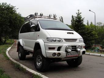 1999 Mitsubishi Delica Photos
