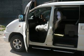 1999 Mitsubishi Delica Photos