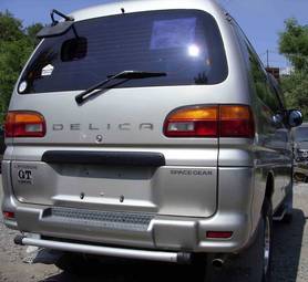 1999 Mitsubishi Delica Photos