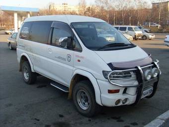 1999 Mitsubishi Delica Photos