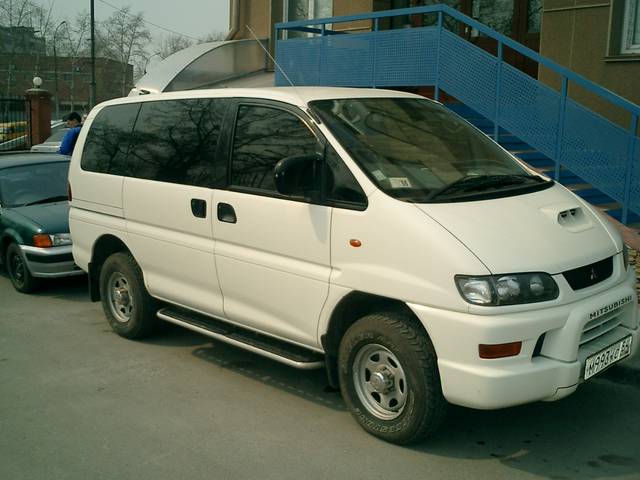 2000 Mitsubishi Delica
