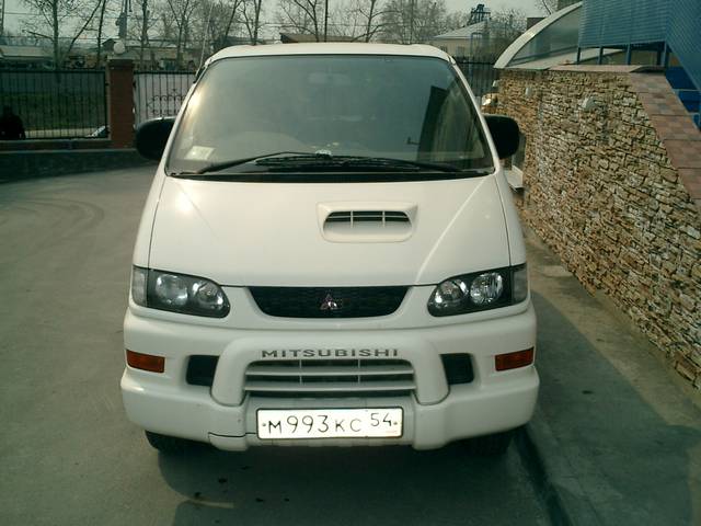 2000 Mitsubishi Delica