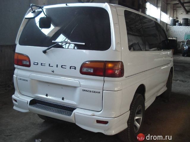 2000 Mitsubishi Delica