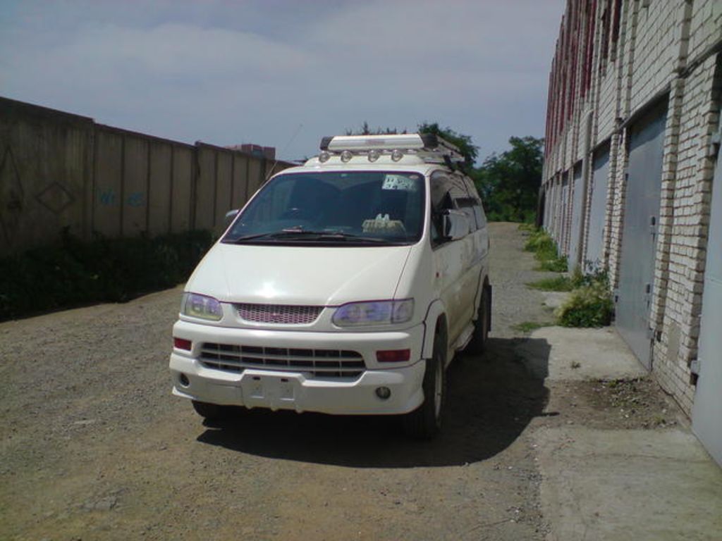 2000 Mitsubishi Delica