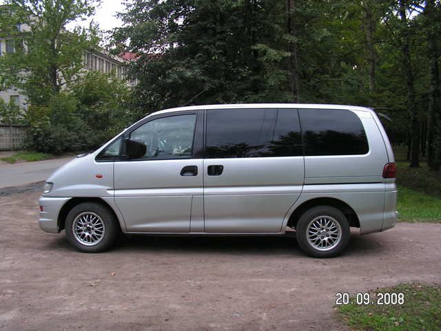 2000 Mitsubishi Delica