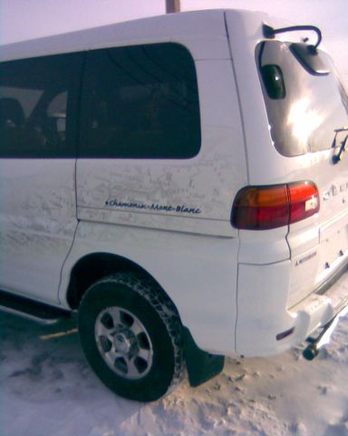 2000 Mitsubishi Delica