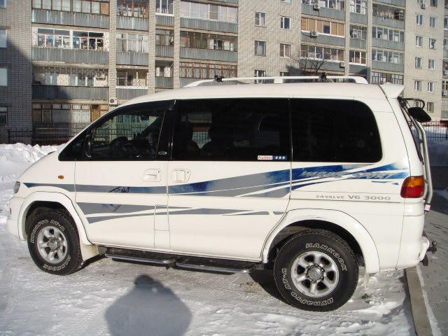2000 Mitsubishi Delica