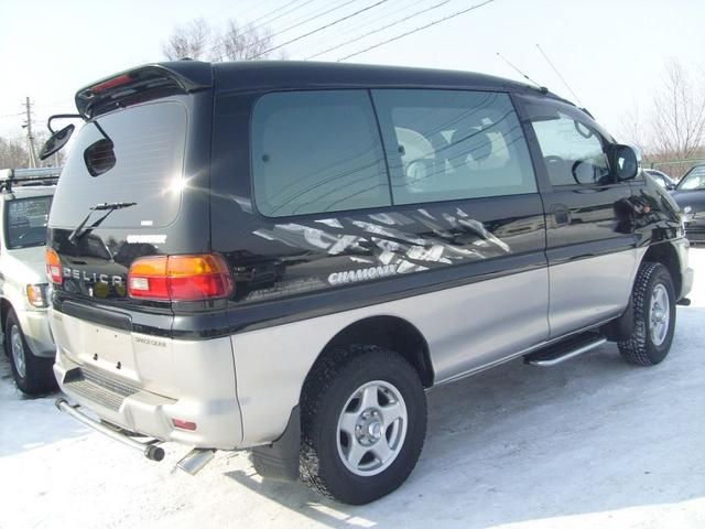 2000 Mitsubishi Delica