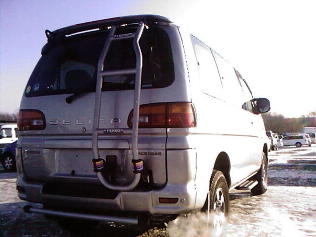 2000 Mitsubishi Delica