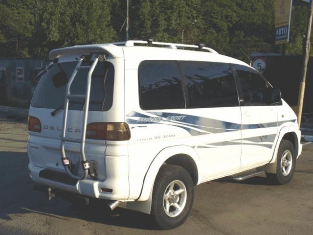 2000 Mitsubishi Delica