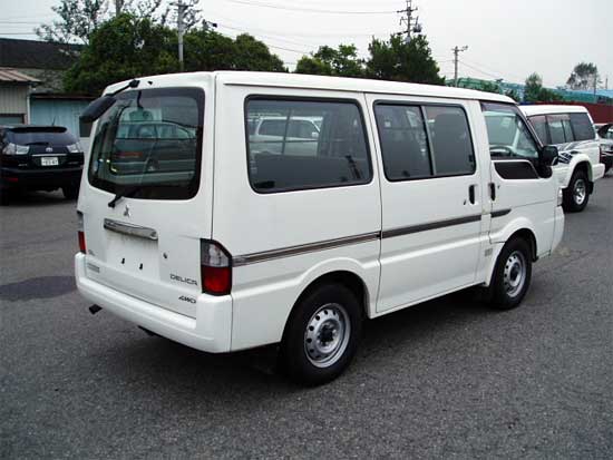 2000 Mitsubishi Delica Pictures