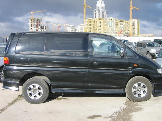 2000 Mitsubishi Delica Pictures