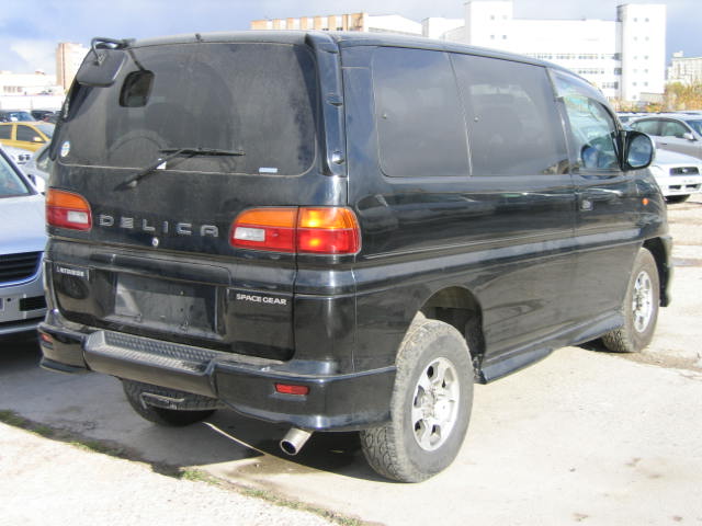 2000 Mitsubishi Delica Photos
